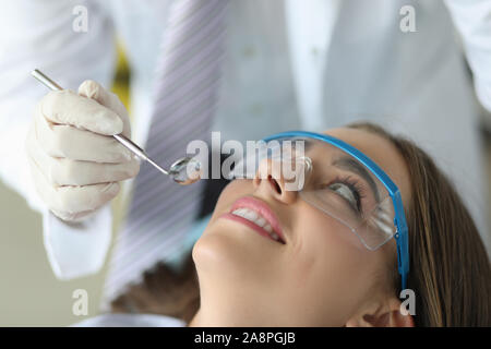 Hübsche Frauen auf der Suche nach Doc mit Lächeln Stockfoto