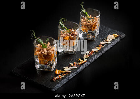 Gesundes Essen, vegan vegetarisch Müsli von grün Buchweizen und Kürbis Samen in ein Glas takan gemacht. Fusion Food Konzept, Low Key, copy Space Stockfoto