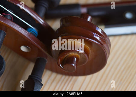 Violine Hals drehen Stifte Stockfoto