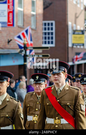 Foto von Soldaten während der Erinnerung Tag der Parade in Stein, Staffordshire, Großbritannien. Stockfoto