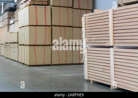 Lager Baum. Paletten mit Holz- Platten in einem Lager oder in einem Hangar. Schnittholz Produktion. Stockfoto