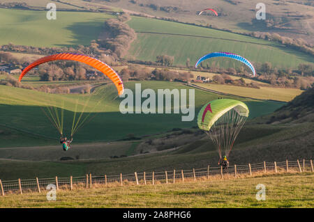 Bo-Peep Hill, Alciston, East Sussex, Großbritannien. November 2019. Auf den South Downs als Gleitschirmflieger sind viel los, Radfahrer und Wanderer nutzen das herrliche Wetter. . Stockfoto