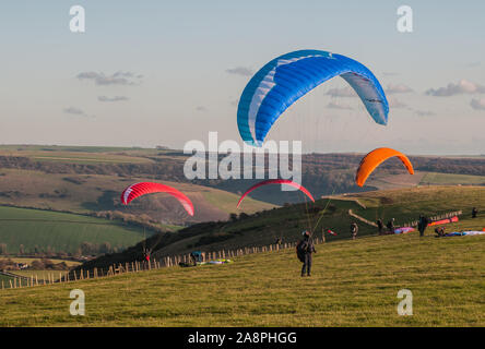 Bo-Peep Hill, Alciston, East Sussex, Großbritannien. November 2019. Auf den South Downs als Gleitschirmflieger sind viel los, Radfahrer und Wanderer nutzen das herrliche Wetter. . Stockfoto