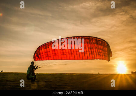 Bo-Peep Hill, Alciston, East Sussex, Großbritannien. November 2019. Auf den South Downs als Gleitschirmflieger sind viel los, Radfahrer und Wanderer nutzen das herrliche Wetter. . Stockfoto