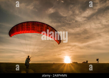 Bo-Peep Hill, Alciston, East Sussex, Großbritannien. November 2019. Auf den South Downs als Gleitschirmflieger sind viel los, Radfahrer und Wanderer nutzen das herrliche Wetter. . Stockfoto