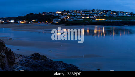 Am späten Abend Blick auf Polzeath, North Cornwall, mit dem Leuchten in den nassen Sand reflektiert. Stockfoto