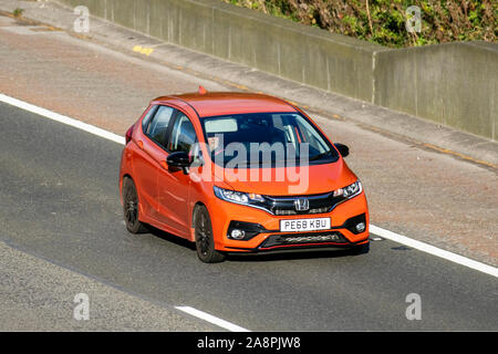 2018 orange Honda Jazz Sport Navi I-VTEC CV; Großbritannien Verkehr, Transport, moderne Fahrzeuge, Limousinen, Süd - auf die 3 spurige Autobahn M6 Autobahn gebunden. Stockfoto