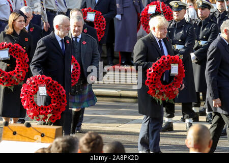 Der britische Premierminister Boris Johnson, Fraktionsvorsitzender der Labour-Partei, Jeremy Corbyn, Führer der Scottish National Party, Ian Blackford und Führer der Liberaldemokraten, Jo Swinson mit Kränze während des jährlichen Gedenkens Sonntag Denkmal an der Kenotaph, in Whitehall, London. Stockfoto