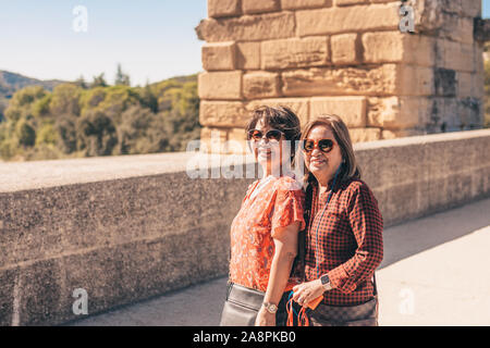Vers-Pont-du-Gard, Gard/royal/Frankreich - September 26, 2018: Ein paar der Mädchen von Touristen der asiatischen Aussehen sind gegen den hinterg fotografiert. Stockfoto