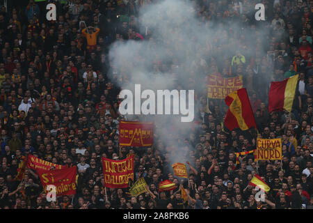 Rom, Italien. 10 Nov, 2019. Rom, Italien, 10. November 2019: Flags Lecce Fans während der italienischen Serie A Fußball Spiel SS Lazio Rom und Lecce, im Olympiastadion in Rom am 10/11/2019 Credit: Unabhängige Fotoagentur/Alamy leben Nachrichten Stockfoto