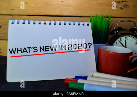 Was ist Neu in 2020? Schreiben auf Buch isoliert auf Holztisch. Stockfoto