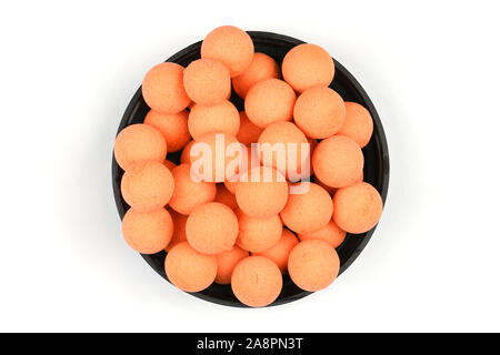 Schüssel voll mit Boilies, Angeln Köder für Karpfen, auf weißem Hintergrund. Hochauflösendes Foto. Volle Tiefenschärfe. Stockfoto