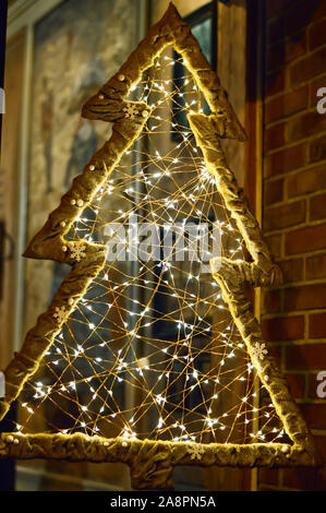 Lichter in der Form eines Weihnachtsbaumes Stockfoto