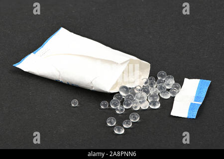 Polymer Pellets. Stapel von Kieselgel. Auf einem schwarzen Hintergrund. Hochauflösendes Foto. Volle Tiefenschärfe. Stockfoto