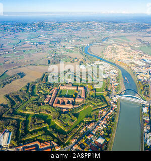 Luftaufnahme von modernes 6-Sterne Sechseck geformt fort Cittadella von Alessandria auf kurvenreichen Fluss Tanaro. Piemont, Italien. Alpen im Hintergrund. Brücke Stockfoto