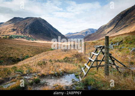 Ein Zaun Kreuzung im Tal von Glen Etive in den schottischen Highlands Stockfoto