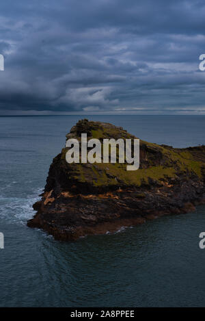 Dramatische stürmischen Himmel und Meer von der felsigen Küste von Cornwall Stockfoto