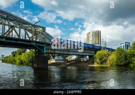 Moskau, Russland, 11. Juli 2018: die Eisenbahnbrücke über die Moskwa. Blick auf den Fluss auf die vorbeifahrenden Zug. Stockfoto