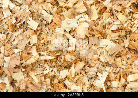 Ein frisch gelegte Schicht der Großen Garten Rinde, Hackschnitzel. Holzhackschnitzel als sichere weiche Oberfläche in einem Spielbereich der Kinder Park, von Oben nach Unten anzeigen. Hohe Auflösung phot Stockfoto