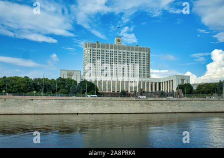 Moskau, Russland - Juli 11, 2018: Ansicht der Krasnopresnenskaya Damm und das Gebäude der Regierung der Russischen Föderation Stockfoto