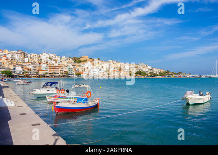 Die pictursque Hafen von Sitia, Kreta, Griechenland bei Sonnenuntergang. Sitia ist eine traditionelle Stadt im Osten der Insel Kreta, in der Nähe des Strandes von Palmen, Vai. Stockfoto