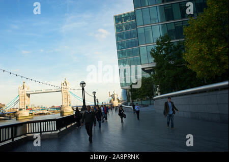 London - 23. SEPTEMBER 2011: Pendler gehen auf einem modernen Fußgängerweg auf der South Bank. Stockfoto