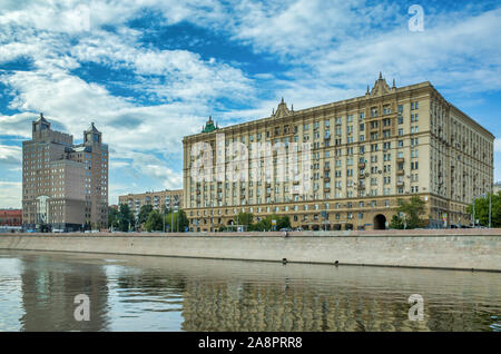 Moskau, Russland - Juli 11, 2018: Blick auf die Stadt Damm und sowjetischen Gebäuden, River Walk auf der Moskwa Stockfoto