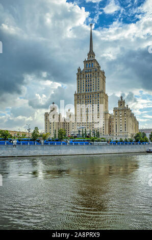 Moskau, Russland - Juli 11, 2018: Blick auf das Radisson Royal Hotel und Pier. Bahndamm von Taras Schewtschenko. Ausflug mit dem Boot auf dem Fluss Moskwa Stockfoto