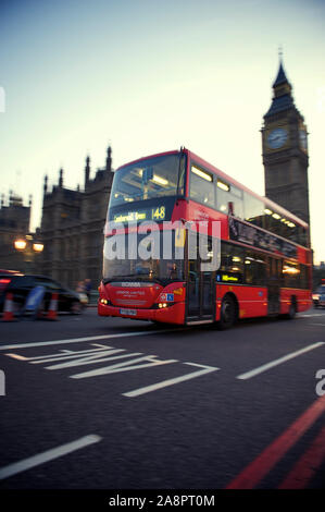 LONDON - OKTOBER 3, 2011: Moderne roten Doppeldecker Bus übergibt Big Ben und die Houses of Parliament in Westminster Bridge. Stockfoto