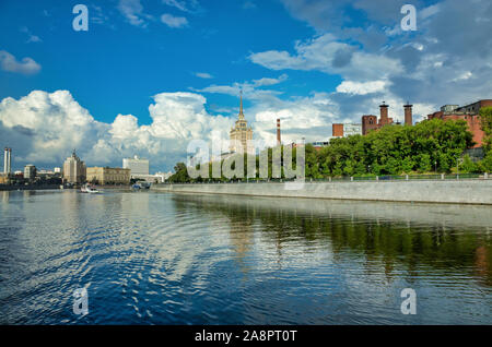 Moskau, Russland - Juli 11, 2018: River Walk entlang der Moskwa. Blick auf den Böschungen von Taras Schewtschenko und Krasnopresnenskaya. Weiße Haus Bui Stockfoto