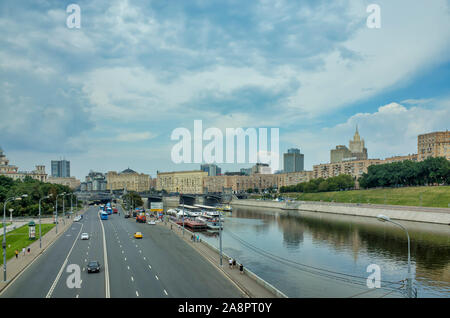 Moskau, Russland - 15. Juli 2018: Blick von der Bogdan Chmelnizkij Brücke nach Europa Platz, Moskau Fluss, Berezhkovskaya und Rostow Böschungen. Pleasur Stockfoto