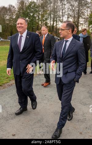 Us-Staatssekretär Mike Pompeo, links, bei einem Rundgang durch die Reste der Berliner Mauer mit dem deutschen Außenminister, Heiko Maas, rechts, 7. November 2019 in Modlareuth, Deutschland. Pompeo ist in Deutschland den 30. Jahrestag des Falls der Berliner Mauer zu markieren. Stockfoto