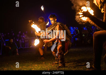 Der Winter überwirft Den Sommer vor tausenden Zuschauern auf dem Samhuinn Fire Festival in Edinburgh Tausende versammelten sich, um den Wintertriumph über Summ zu beobachten Stockfoto