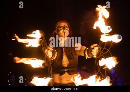 Der Winter überwirft Den Sommer vor tausenden Zuschauern auf dem Samhuinn Fire Festival in Edinburgh Tausende versammelten sich, um den Wintertriumph über Summ zu beobachten Stockfoto