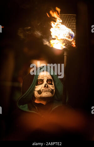 Der Winter überwirft Den Sommer vor tausenden Zuschauern auf dem Samhuinn Fire Festival in Edinburgh Tausende versammelten sich, um den Wintertriumph über Summ zu beobachten Stockfoto