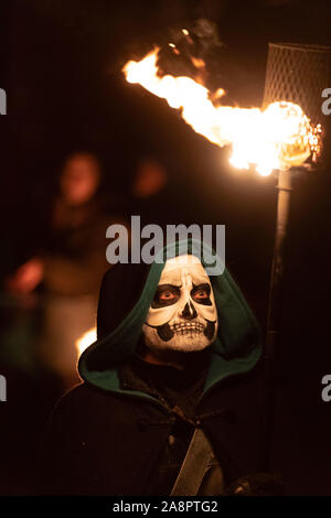Der Winter überwirft Den Sommer vor tausenden Zuschauern auf dem Samhuinn Fire Festival in Edinburgh Tausende versammelten sich, um den Wintertriumph über Summ zu beobachten Stockfoto