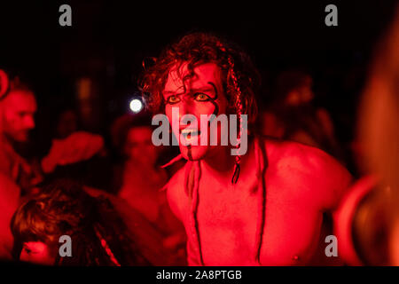 Der Winter überwirft Den Sommer vor tausenden Zuschauern auf dem Samhuinn Fire Festival in Edinburgh Tausende versammelten sich, um den Wintertriumph über Summ zu beobachten Stockfoto