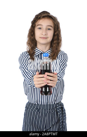 Kind trinkt Cola aus der Flasche. Auf weissem Hintergrund. Hochauflösendes Foto. Volle Tiefenschärfe. Stockfoto