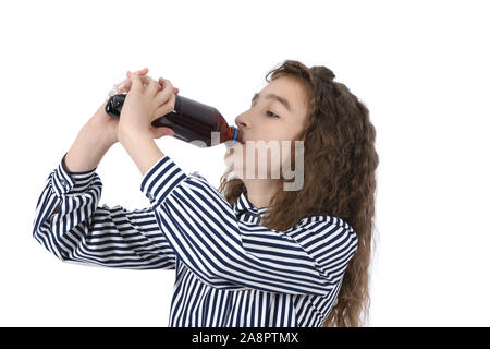 Kind trinkt Cola aus der Flasche. Auf weissem Hintergrund. Hochauflösendes Foto. Volle Tiefenschärfe. Stockfoto