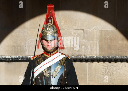 London - 14. OKTOBER 2011: Abgesaugt Sentry at Horse Guards Arch, Saint James's Palace, Whitehall, eine Tradition, die seit der Tudor Times aufrecht erhalten wird. Stockfoto