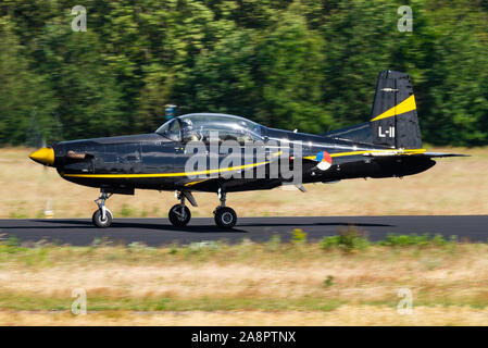 Eine Pilatus PC-7 von Die 131 Squadron (erste militärische Flight Training) der Royal Netherlands Air Force. Stockfoto