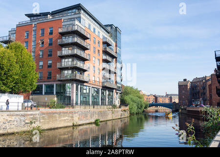 Die Quays Apartment Gebäude über den Fluss Aire, Leeds, West Yorkshire, England, Großbritannien Stockfoto