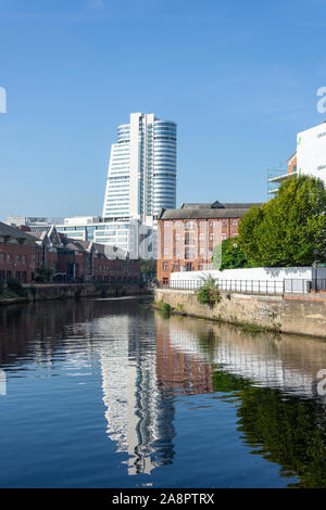 Bridgewater Ort Gebäude über den Fluss Aire, Leeds, West Yorkshire, England, Großbritannien Stockfoto