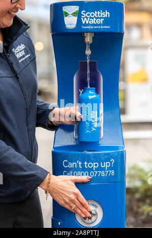 Eine Scottish Water Top-up-Tap-Trinkwasser-Nachfüllstation im Stadtzentrum von Stirling, Schottland, UK Stockfoto