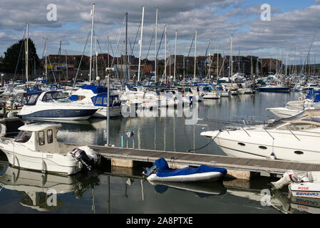 Weymouth Marina am späten Nachmittag mit bewölktem Himmel Stockfoto