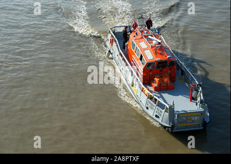 London - 14. OKTOBER 2011: Ein Feuerwehrboot, eines von zwei Rettungsbooten, Fireflash und Firedart, das für Boot- und Flussbrände verwendet wird Stockfoto