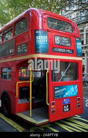 London - 14. OKTOBER 2011: Ein alter roter Routemaster-Bus wartet auf Passagiere. Stockfoto