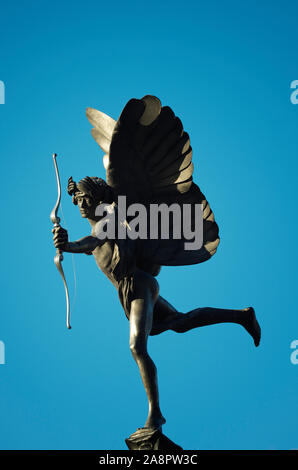 Statue von Anteros - irrtümlich als Eros bekannt - eine Spitze der Shaftesbury Memorial Fountain, die im Piccadilly Circus, London, errichtet wurde Stockfoto