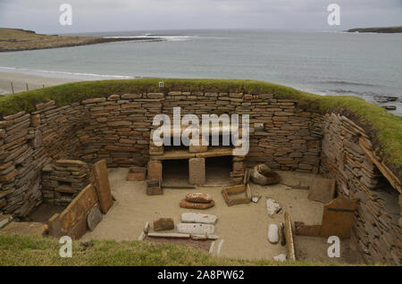 Die berühmten prähistorischen Steinzeit Kommode innerhalb eines der 5000 Jahre alte Häuser in der neolithischen Dorf von Skara Brae, Orkney, Großbritannien Stockfoto