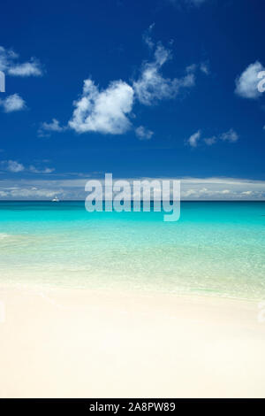 Helle leere Landschaft Blick auf die Anse Lazio Strand auf der Insel Praslin auf den Seychellen Stockfoto
